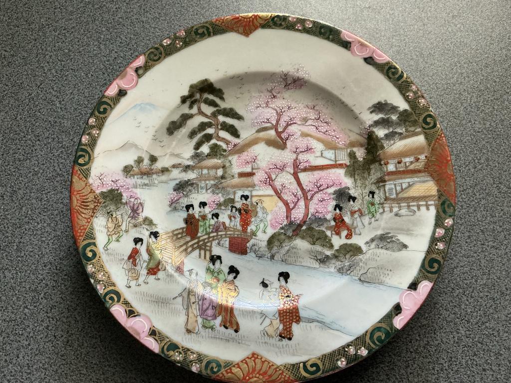 Vintage Japans decoratief bord met Geisha's en kersenbloesem, Ophalen of Verzenden, Zo goed als nieuw, Overige materialen