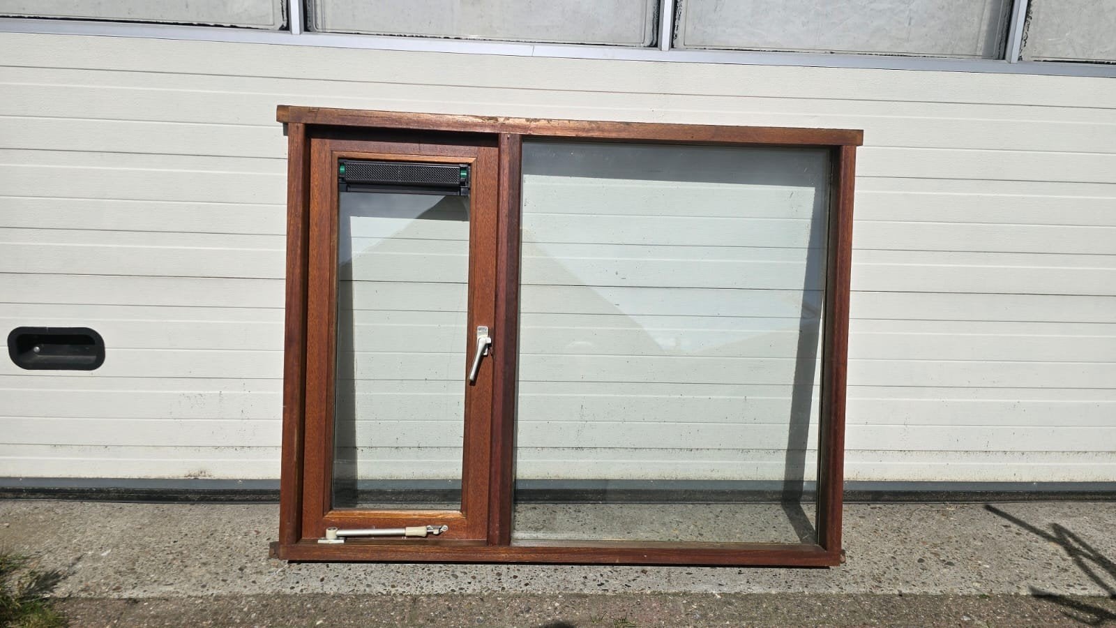Hardhouten kozijn 140x110 cm met glas, Gebruikt, Raamkozijn, Inclusief glas, 75 tot 150 cm
