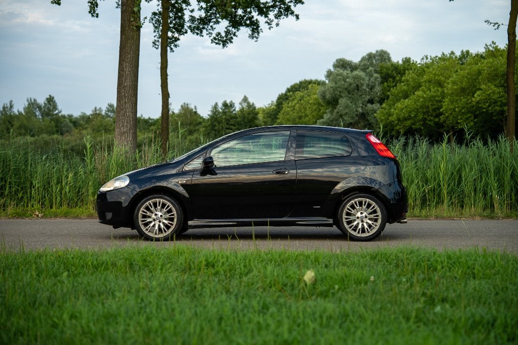 Fiat Punto 1.4 16V | APK 08-2027, Voorwielaandrijving, 40 €/maand, Zwart, Multifunctioneel stuurwiel