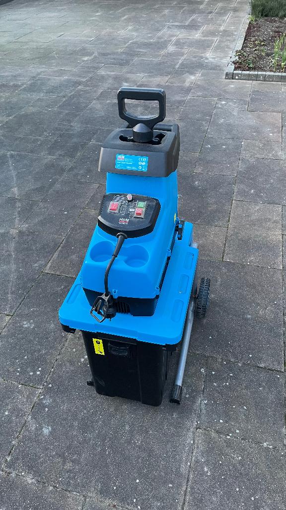 HBM hakselaar / versnipperaar, Ophalen, Zo goed als nieuw, Met opvangbak, HBM Machines