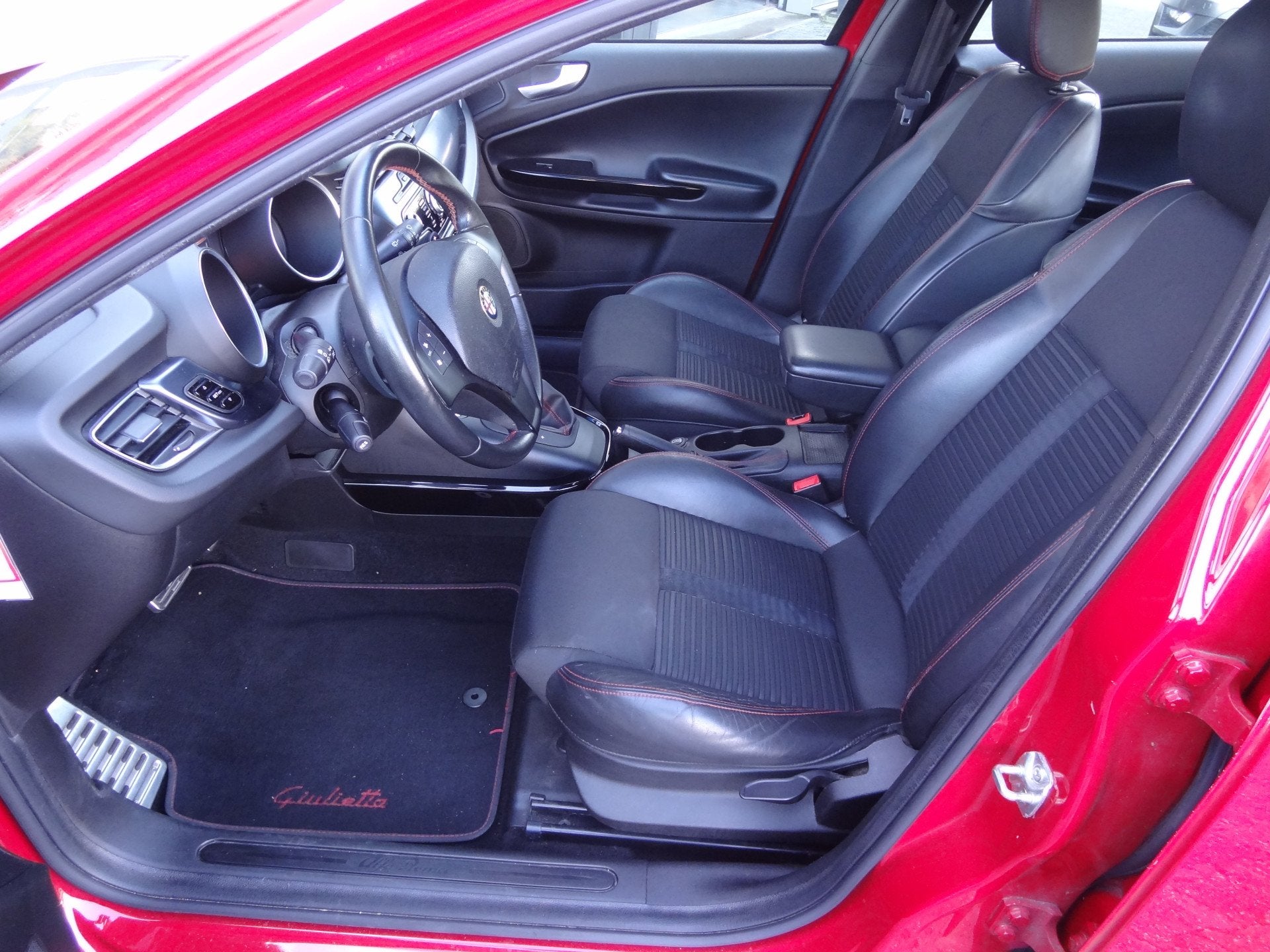 Alfa Romeo Giulietta 1.4 T Distinctive | NL-AUTO | PANO | CR, Euro 5, Zwart, 4 cilinders, Leder en Stof