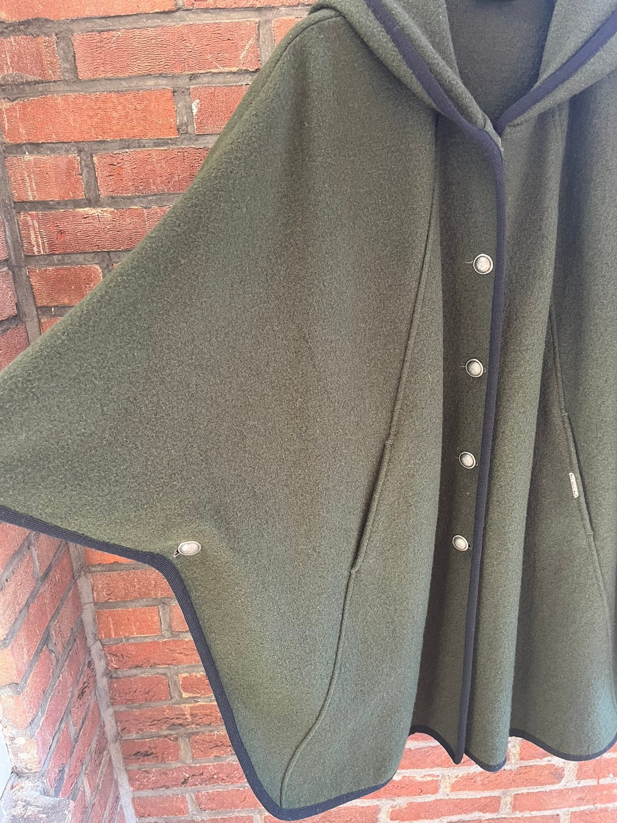 Geiger cape maat 40 lodengroen met capuchon, Kleding | Dames, Ophalen of Verzenden, Zo goed als nieuw, Maat 38/40 (M), Groen