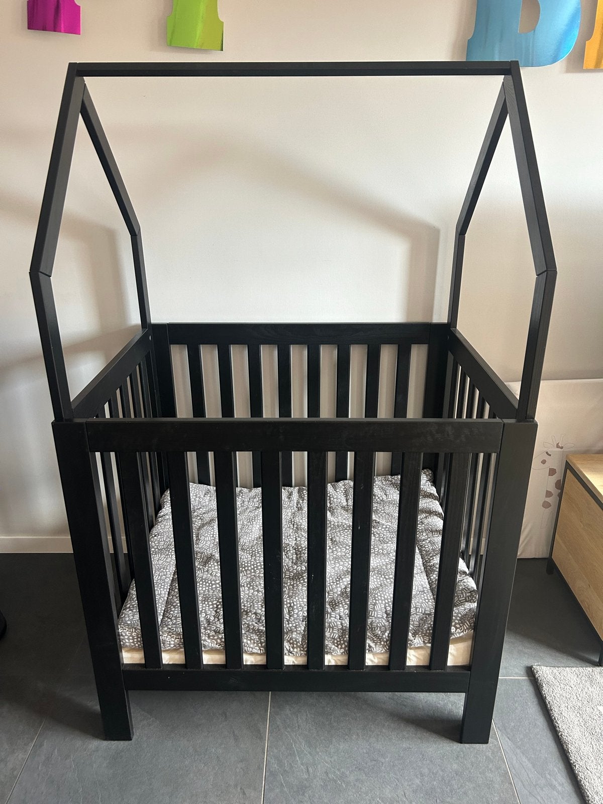 Box Bart House - Zwarte houten babybox met huisvorm, Kinderen en Baby's, Ophalen, Zo goed als nieuw, Vierkant, In hoogte verstelbaar