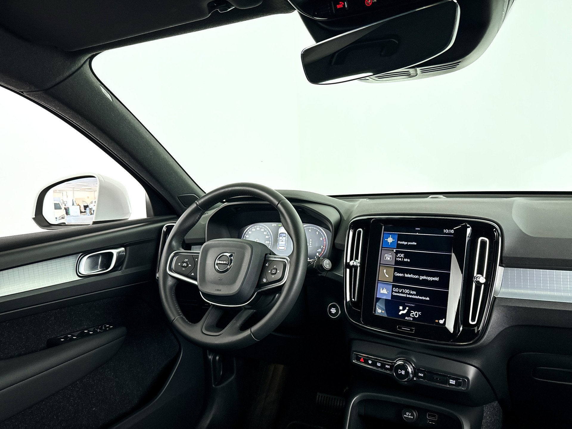 Volvo XC40 T3 Momentum Pro | Park assist | Stoelverwarming |, Gebruikt, Wit, Origineel Nederlands, 165 pk