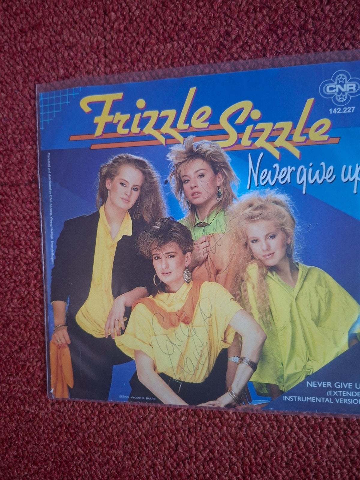 Frizzle Sizzle - Never Give Up (Vinyl Single 1986), Cd's en Dvd's, Vinyl Singles, Gebruikt, 7 inch, Ophalen of Verzenden, Gesigneerd