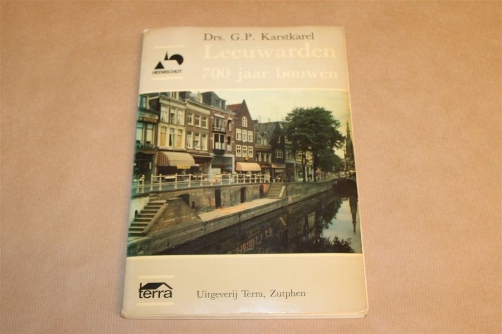 Leeuwarden 700 Jaar Bouwen — Gesigneerd Karstkarel, Boeken, Geschiedenis | Stad en Regio, Ophalen of Verzenden, Gelezen