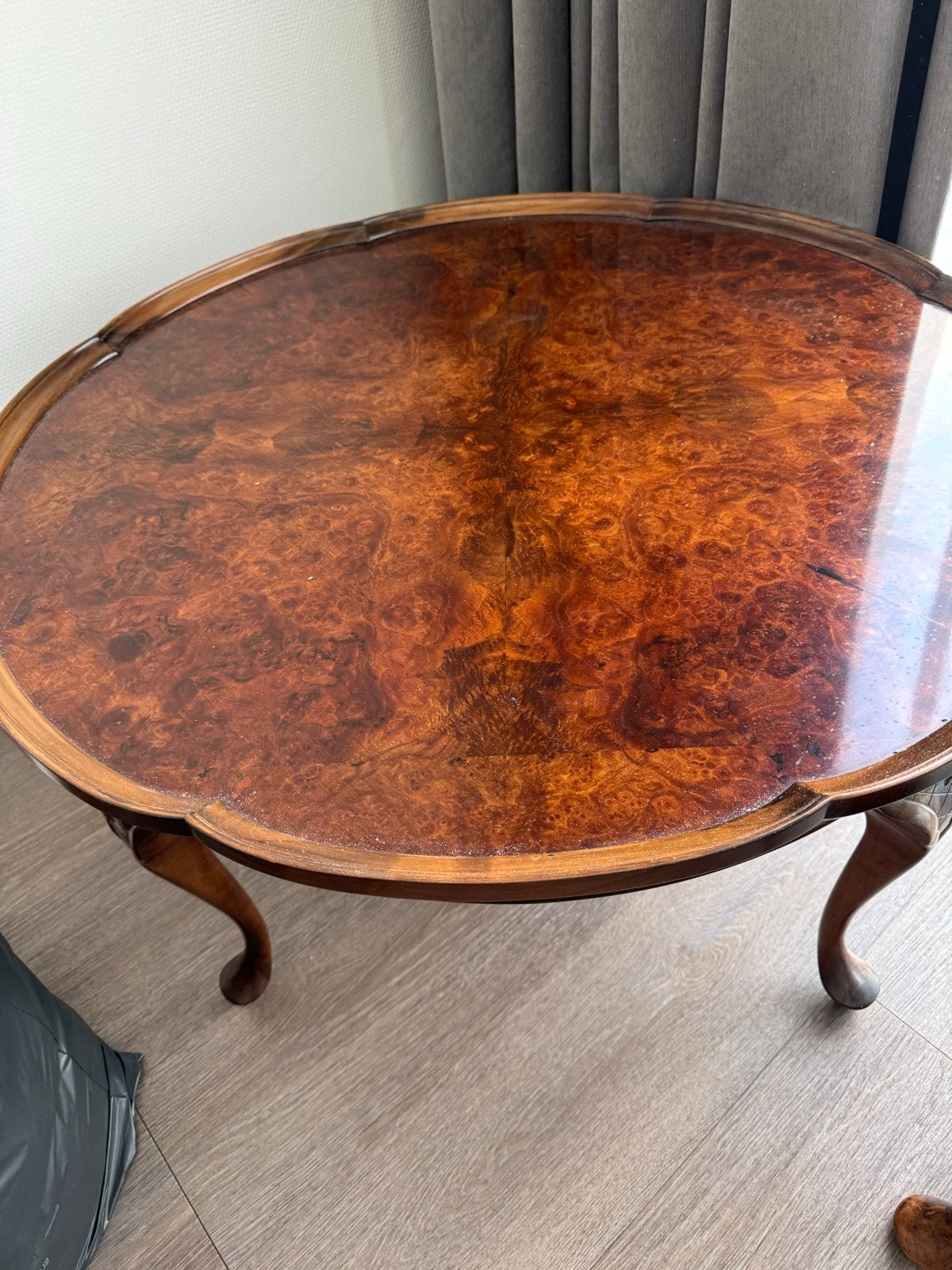 Antieke salontafel met wortelnoten blad, Ophalen