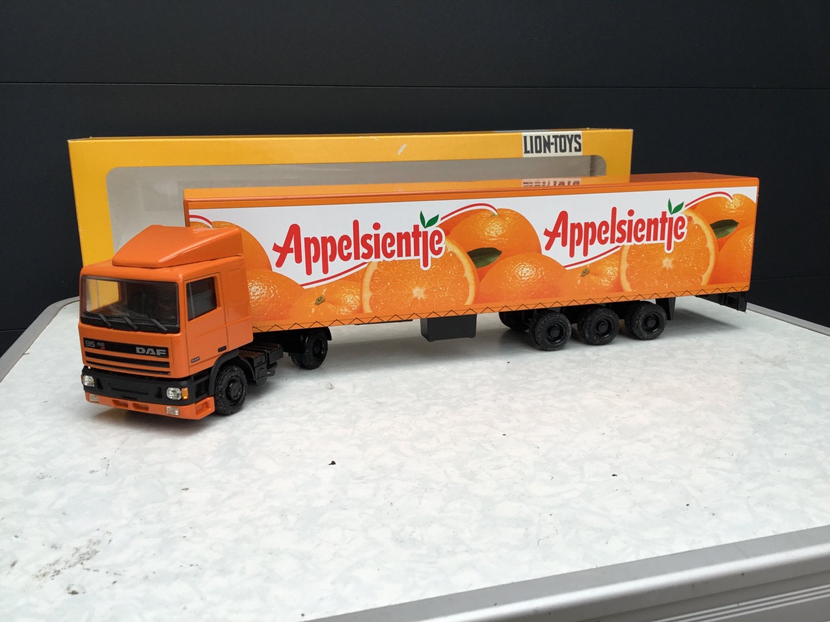 Lion car Daf 95 / 400 Appelsientje in doos, Ophalen of Verzenden, Zo goed als nieuw, Bus of Vrachtwagen, Lion Toys