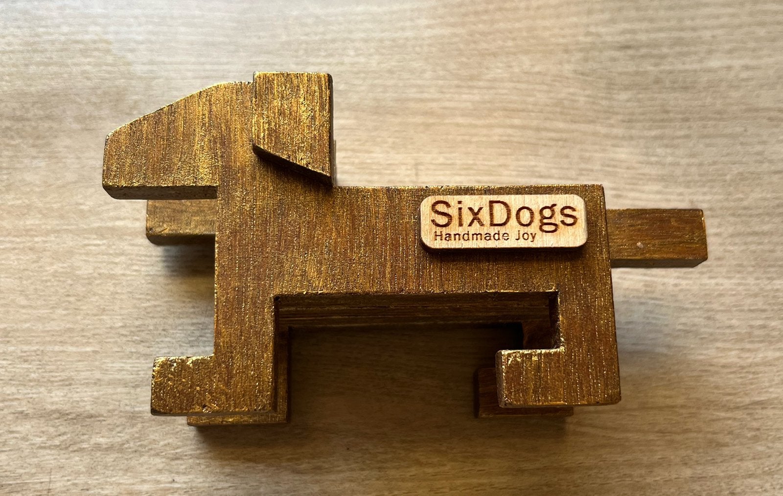 Six Dogs - Handmade Joy. Teckel. Met lichtje erop bv/memory, Houtsnijwerk, Minder dan 20 cm, Verzenden, Zoogdier