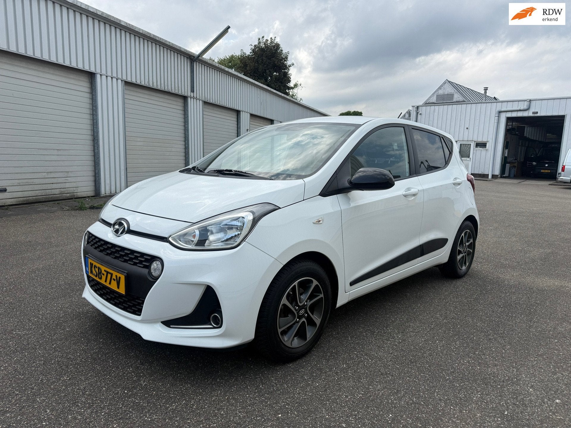 Hyundai I10 1.0i Automaat + stuur- en stoelverwarming, Auto's, Hyundai, Stof, Gebruikt, Elektrische ramen, Wit