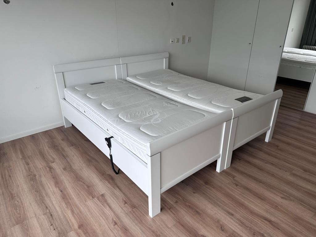 Twee eenpersoonsbedden, elektrisch verstelbaar, Huis en Inrichting, Slaapkamer | Bedden, Ophalen, Verstelbaar, 90 cm, Tweepersoons