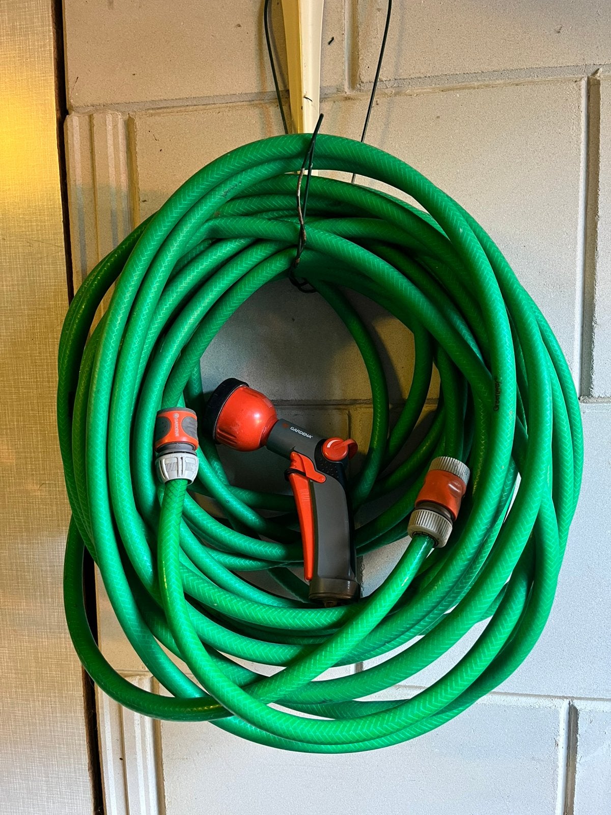 Tuinslang 20 meter met Gardena spuitpistool/broes+koppeling, Tuin en Terras, Ophalen of Verzenden, Zo goed als nieuw, Tuinslang
