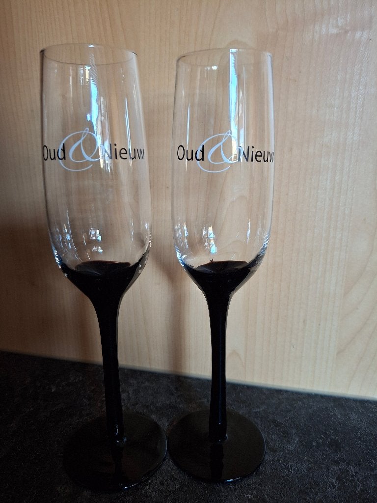 Champagne glazen zwarte voet tekst ‘oud & nieuw’ totaal 2,50, Glas of Glazen, Ophalen of Verzenden, Overige stijlen, Glas