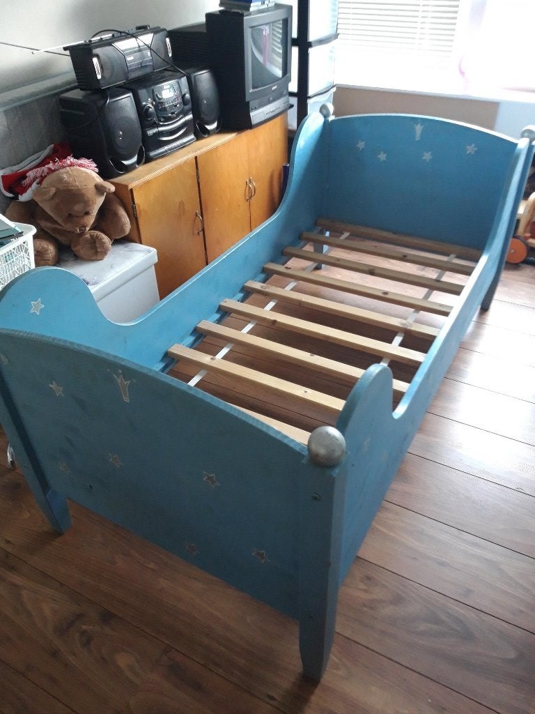 Mooi blauw juniorbed van Kids Factory, Ophalen, Gebruikt, 70 tot 85 cm, 140 tot 160 cm
