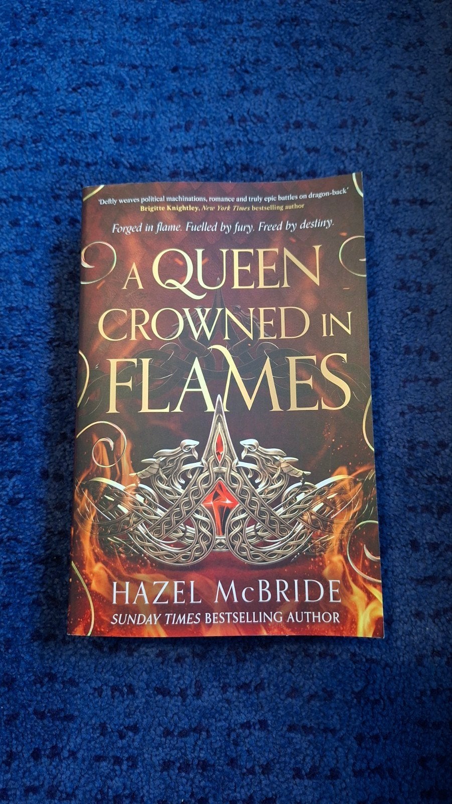 A Queen Crowned in Flames - Hazel McBride (Nieuw), Boeken, Ophalen of Verzenden, Nieuw, Hazel McBride