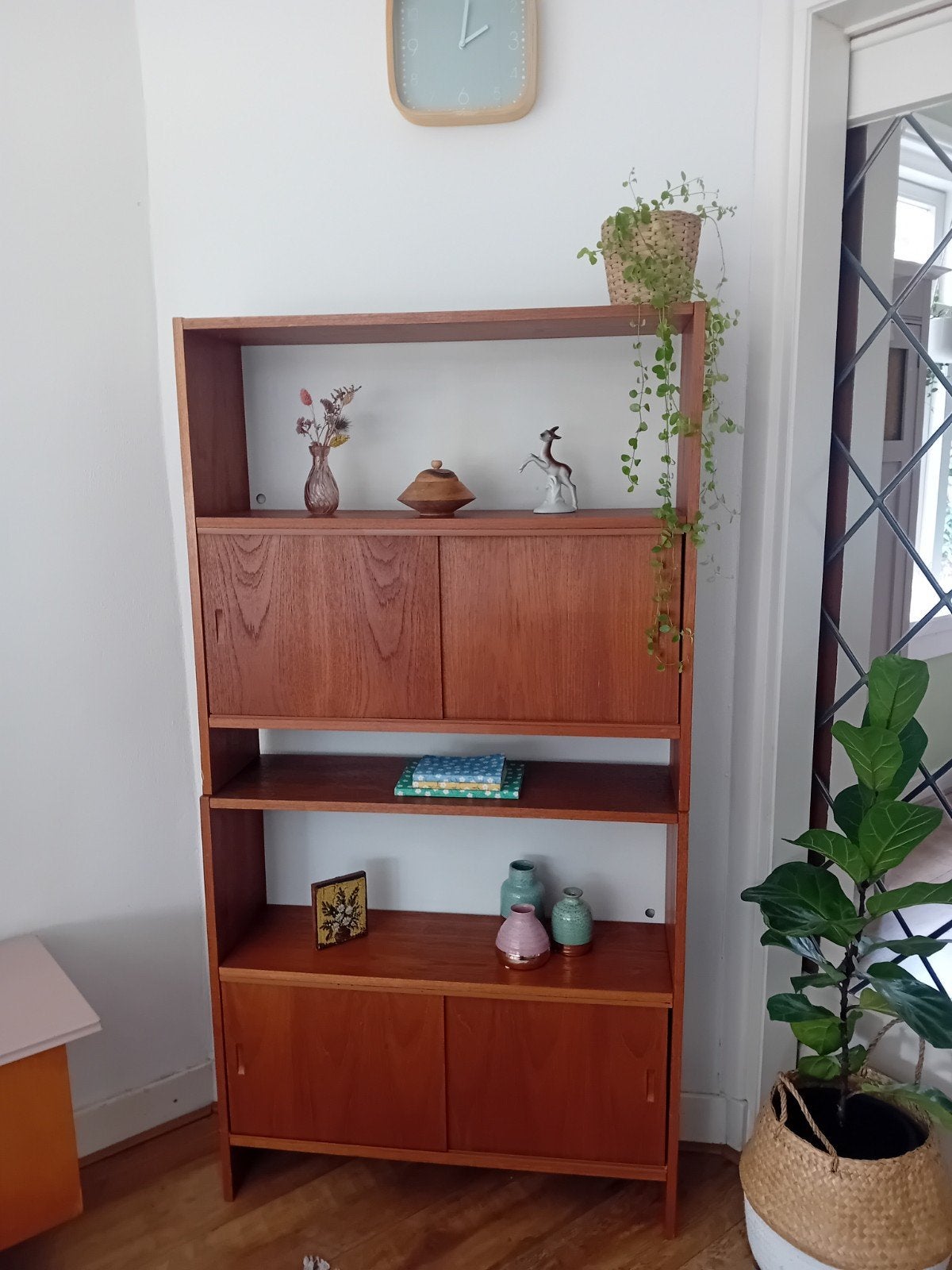 Vintage midcentury Scandinavische boekenkast met schuifdeure, Ophalen, Teakhout, 25 tot 50 cm, Gebruikt