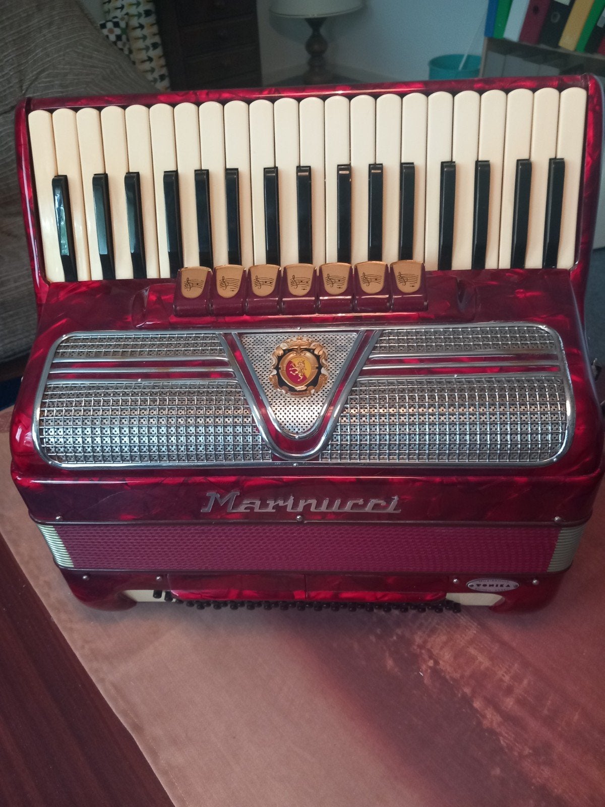 80bs Marinucci 3korig, Muziek en Instrumenten, Accordeons, Gebruikt, Toetsaccordeon, 80-bas, Marinucci, Met koffer, Met riemen
