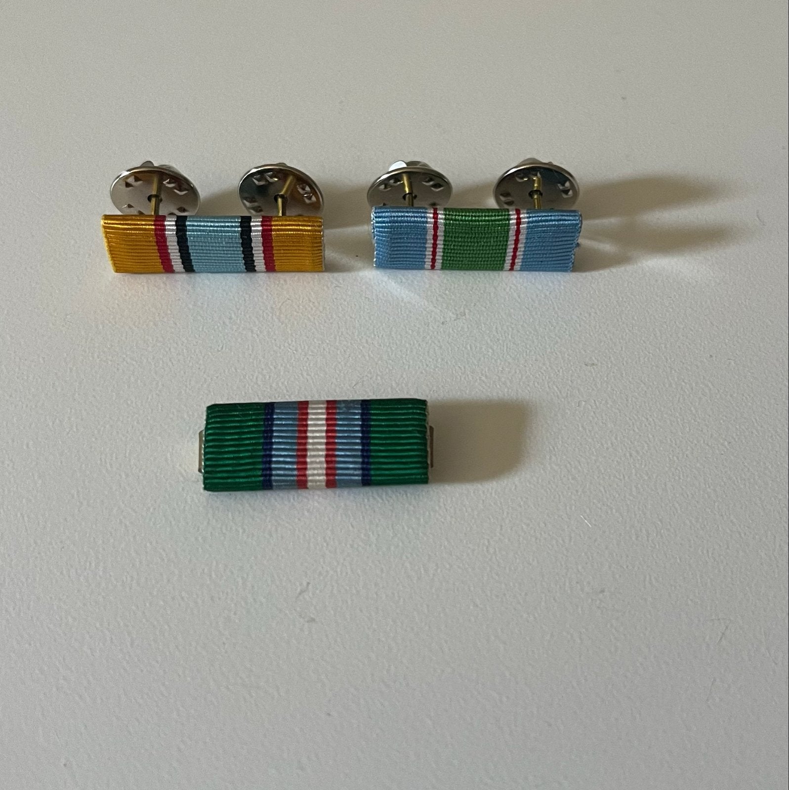 Drie batons VN medailles, Postzegels en Munten, Verzenden