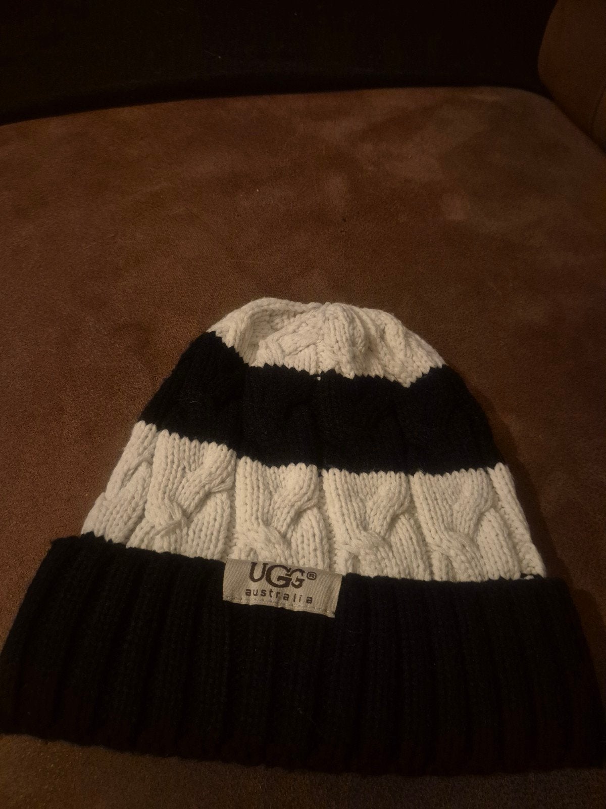 UGG Australia gebreide muts zwart-wit gestreept, Maat 38/40 (M), UGG Australia, Ophalen of Verzenden, Zo goed als nieuw