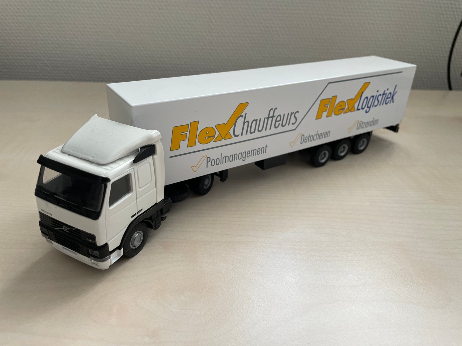 SchaalmodelTrekker/oplegger Volvo FH12 380 wit. Lion Car, Ophalen, Nieuw, Bus of Vrachtwagen, Lion Toys