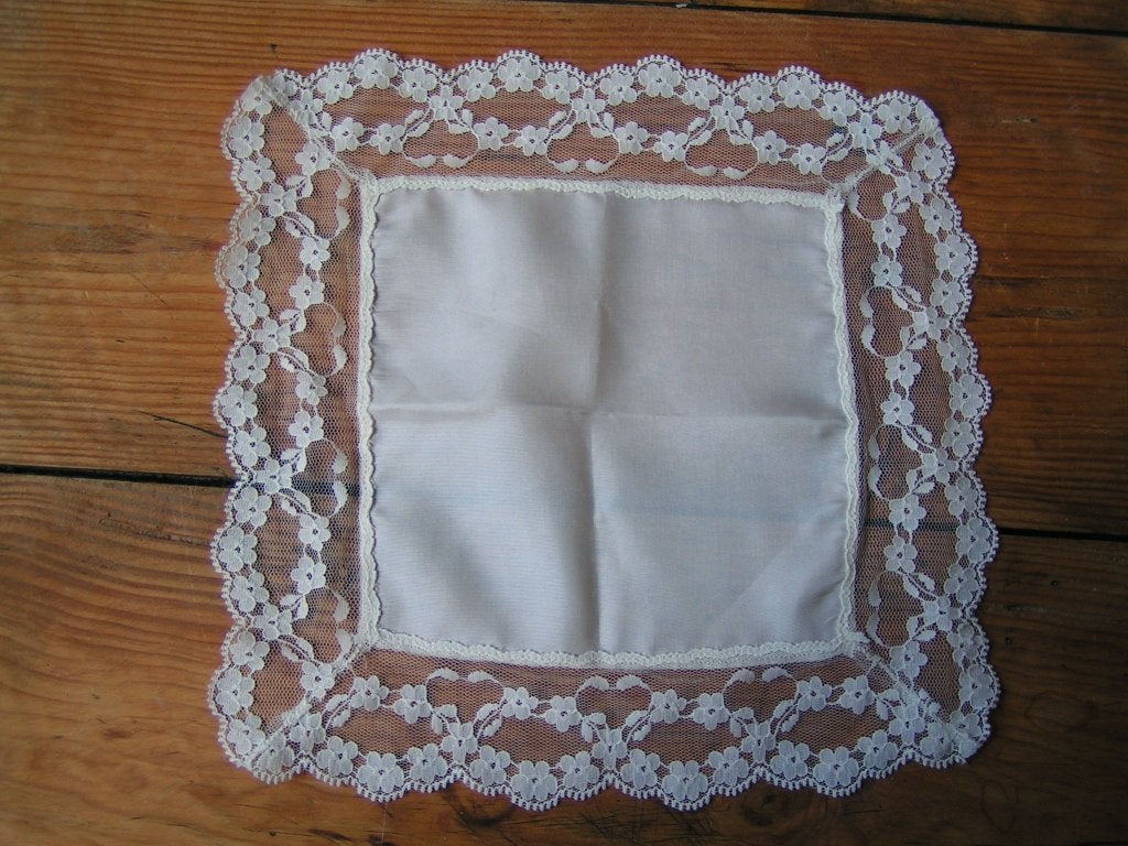bruids zakdoekje nr EE 713, Antiek en Kunst, Verzenden