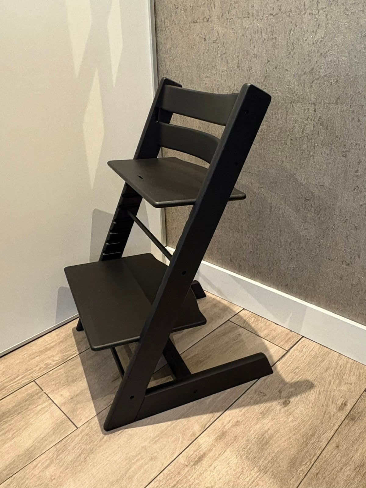 Mat zwarte stokke tripp trapp stoel nieuw model, Ophalen of Verzenden, Zo goed als nieuw, Meegroeistoel