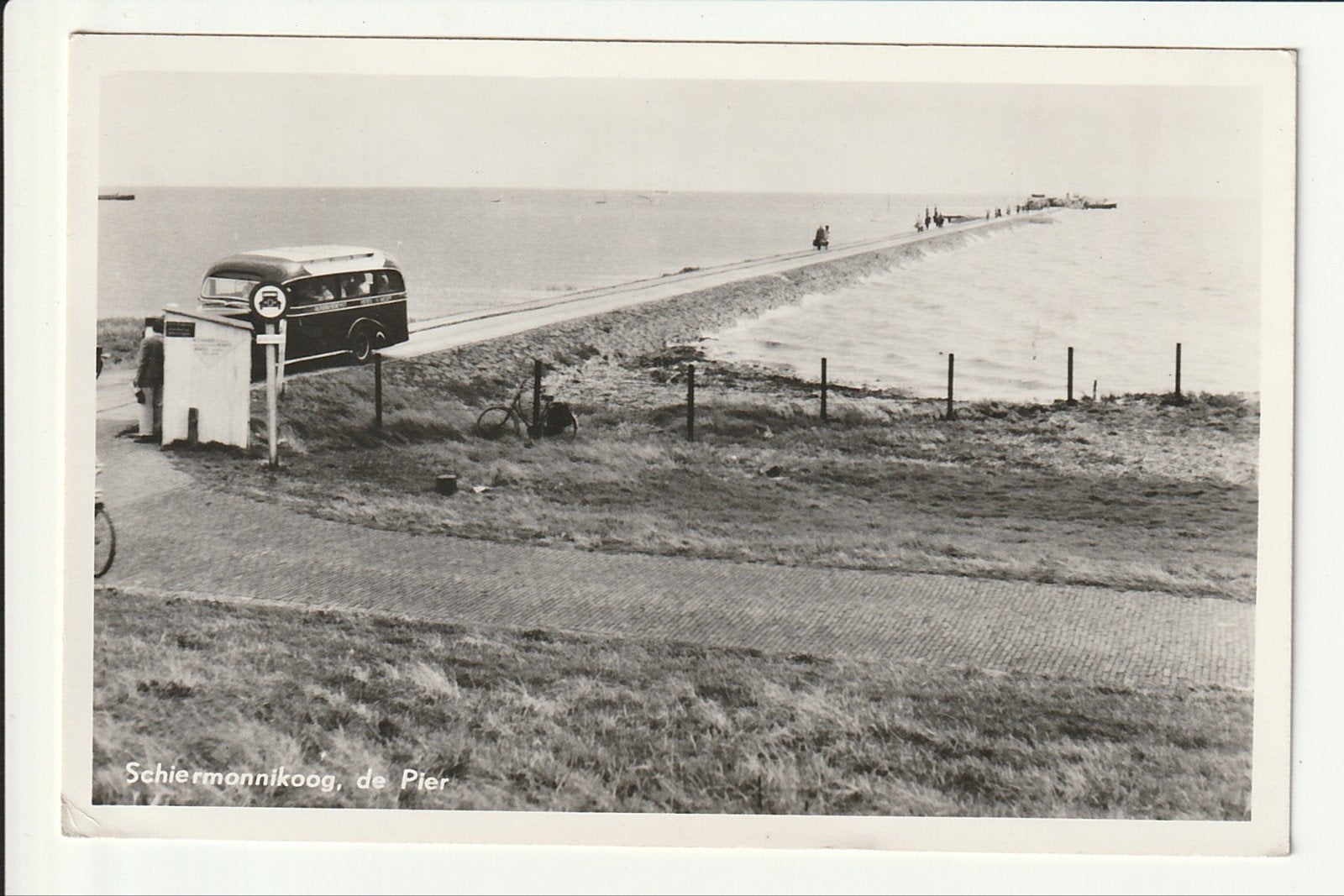 SCHIERMONNIKOOG DE PIER VEERSTEIGER BUSDIENST HOTEL VD WERFF, Ophalen of Verzenden, 1940 tot 1960, Gelopen, Waddeneilanden