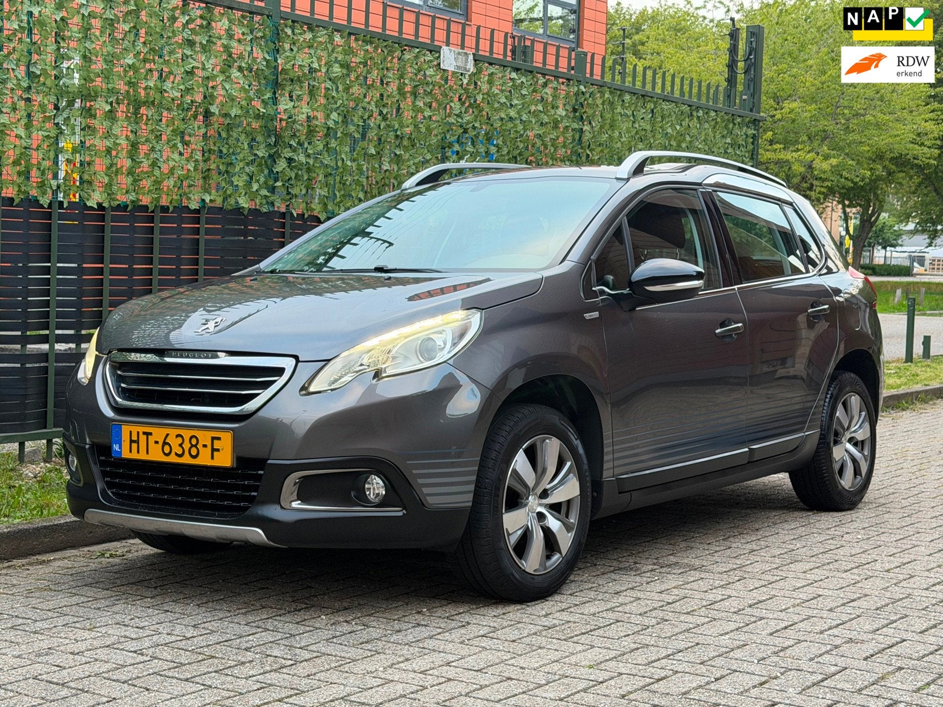 Peugeot 2008 1.2 PureTech Urban Cross 2016 TREKHAAK|LED|NAP, Voorwielaandrijving, 1199 cc, 82 pk, Leder en Stof