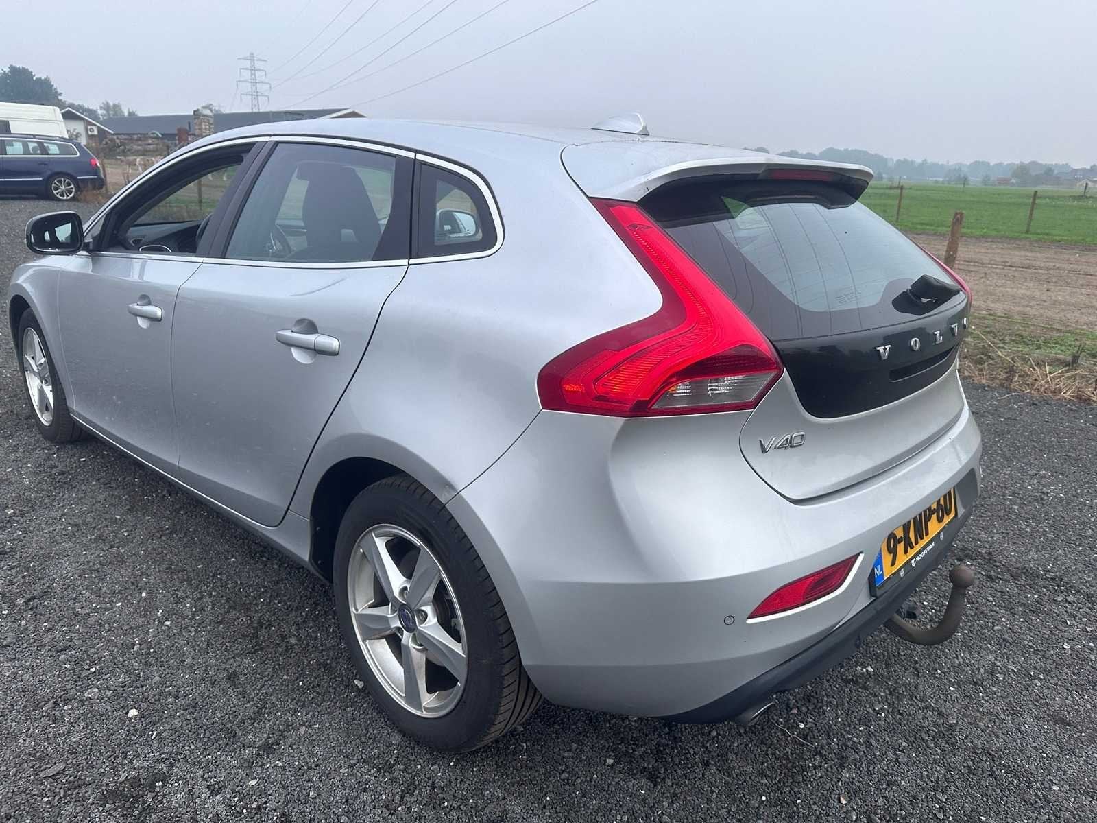 2013 - Volvo - V40 - 2.0 D3 Momentum - 9-KNP-60, Voorwielaandrijving, Euro 5, Gebruikt, 23 km/l