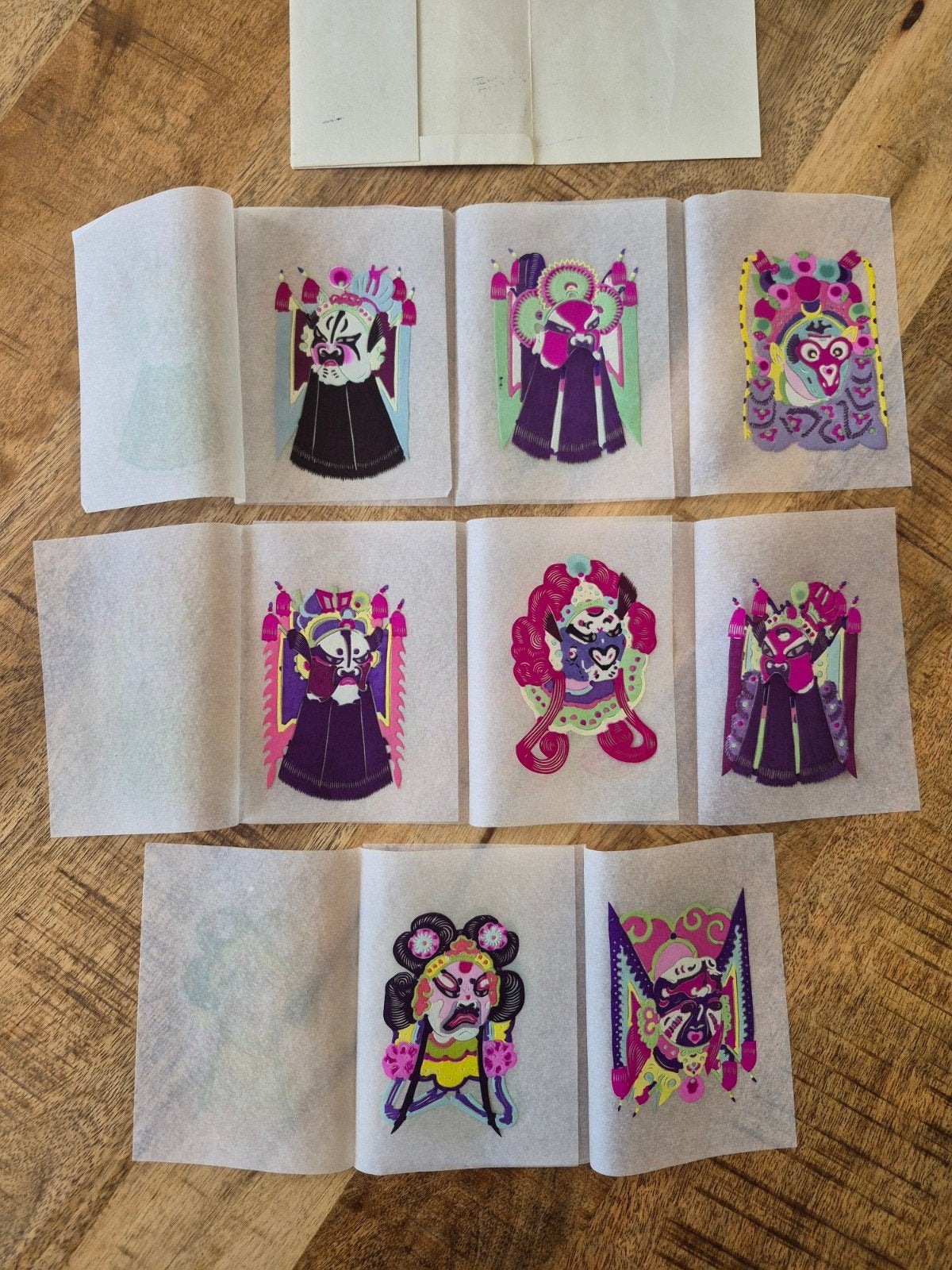 Set van 8 Chinese papieren knipkunstwerken - Peking Opera, Ophalen of Verzenden, Overige technieken, Handgekleurd, 1950 - 1999
