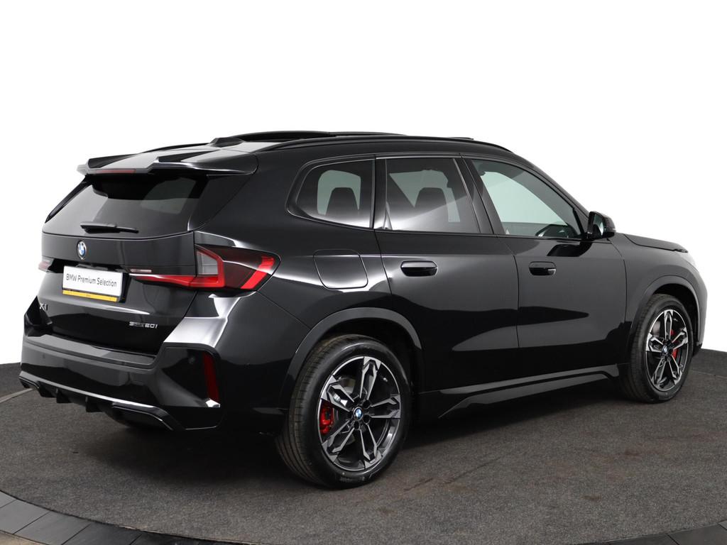 BMW X1 sDrive20i M Sportpakket Pro | Trekhaak | Panoramadak, 1800 kg, Met garantie (alle), Zwart, Origineel Nederlands