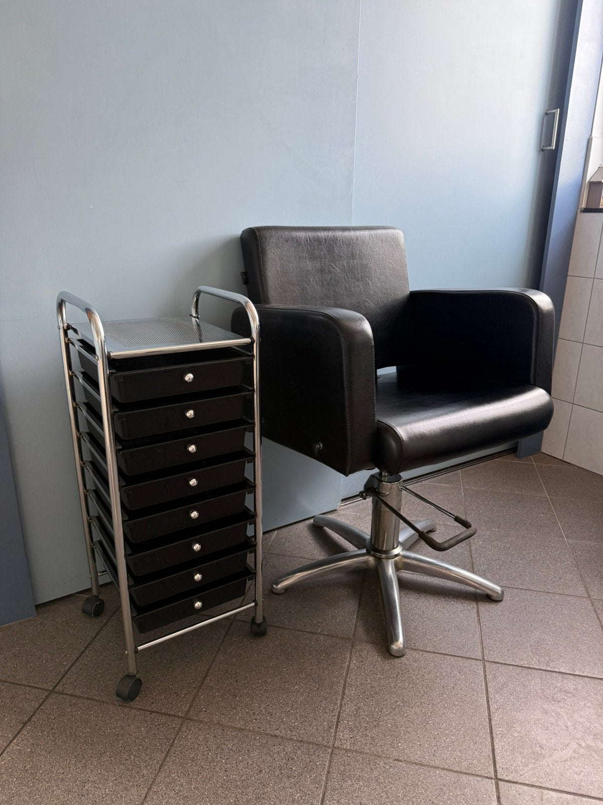 Kapsalon set / kappers spullen, Huis en Inrichting, Stoelen, Ophalen, Zwart, Leer, Zo goed als nieuw