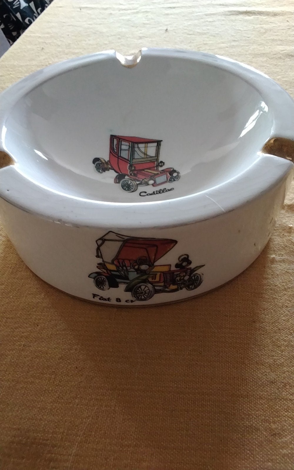 Vintage keramiek Asbak met afbeeldingen klassieke oldtimers, Ophalen of Verzenden, Gebruikt, Asbak