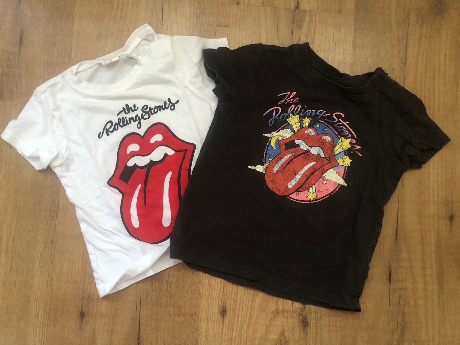 H&M Rolling Stones T-shirts (2 stuks) - maat 74, Ophalen of Verzenden, Gebruikt, Jongetje of Meisje, Shirtje of Longsleeve