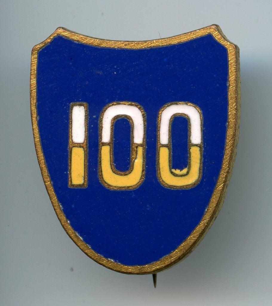 WO2 US 100th Infantry Division DUI Pin, Verzamelen, Militaria | Tweede Wereldoorlog, Verzenden, Landmacht, Amerika, Embleem of Badge