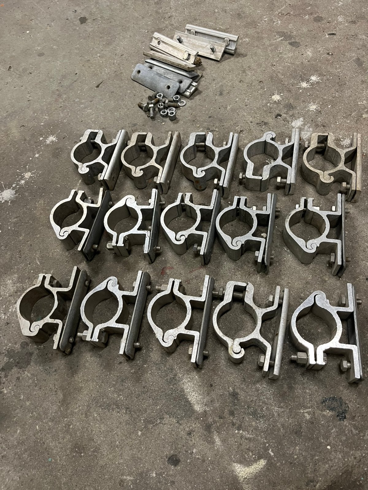 Aluminium verkeersbord paalklemmen 15 stuks, Doe-het-zelf en Verbouw, Ophalen of Verzenden, Zo goed als nieuw