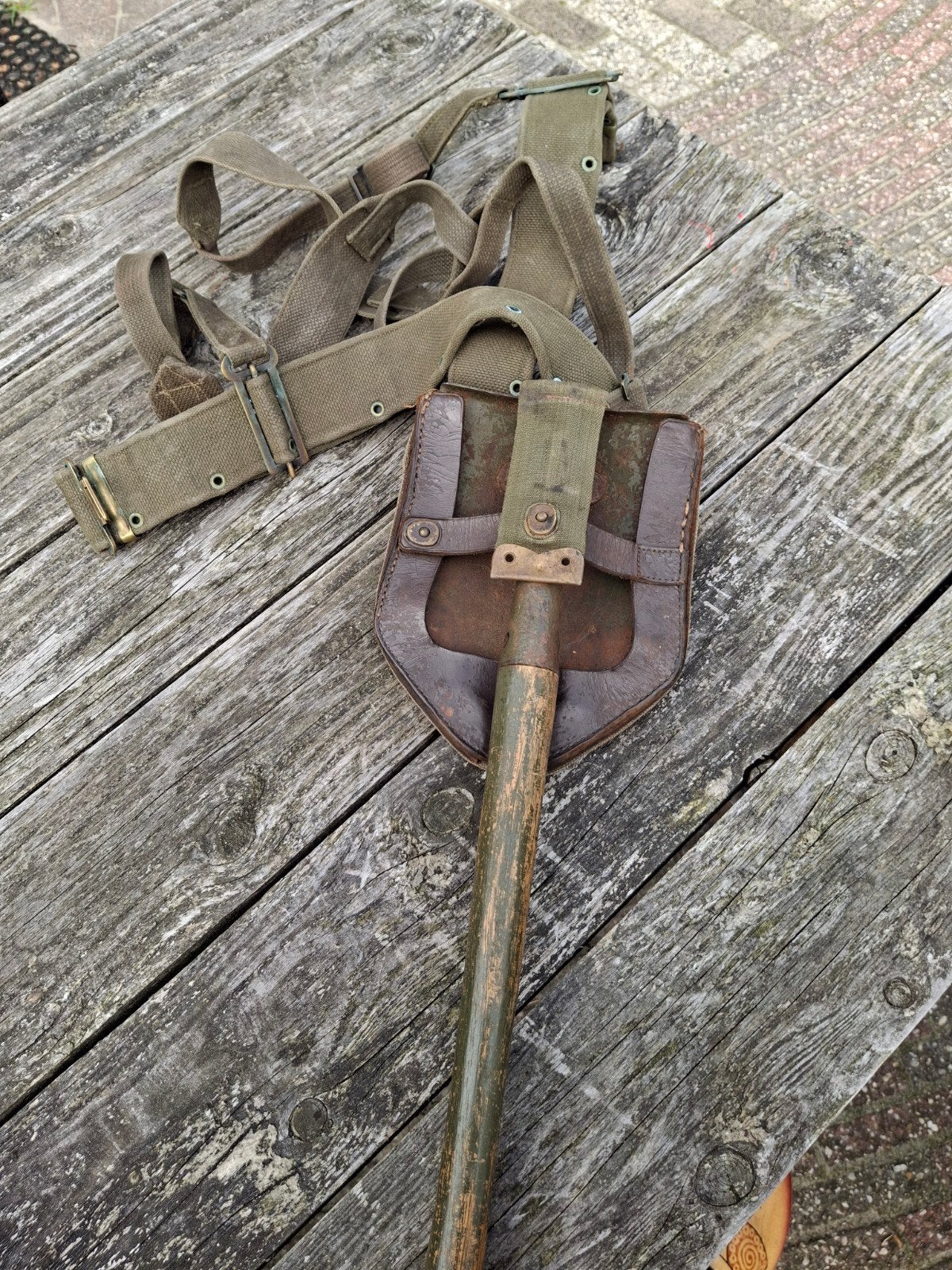 Vintage militaire klapschep met draagriem, Ophalen of Verzenden