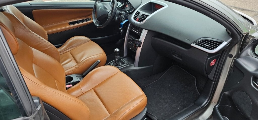 Foto 19 van Peugeot 207 CC 1.6 VTi | leer airco elec kap nederlandse aut