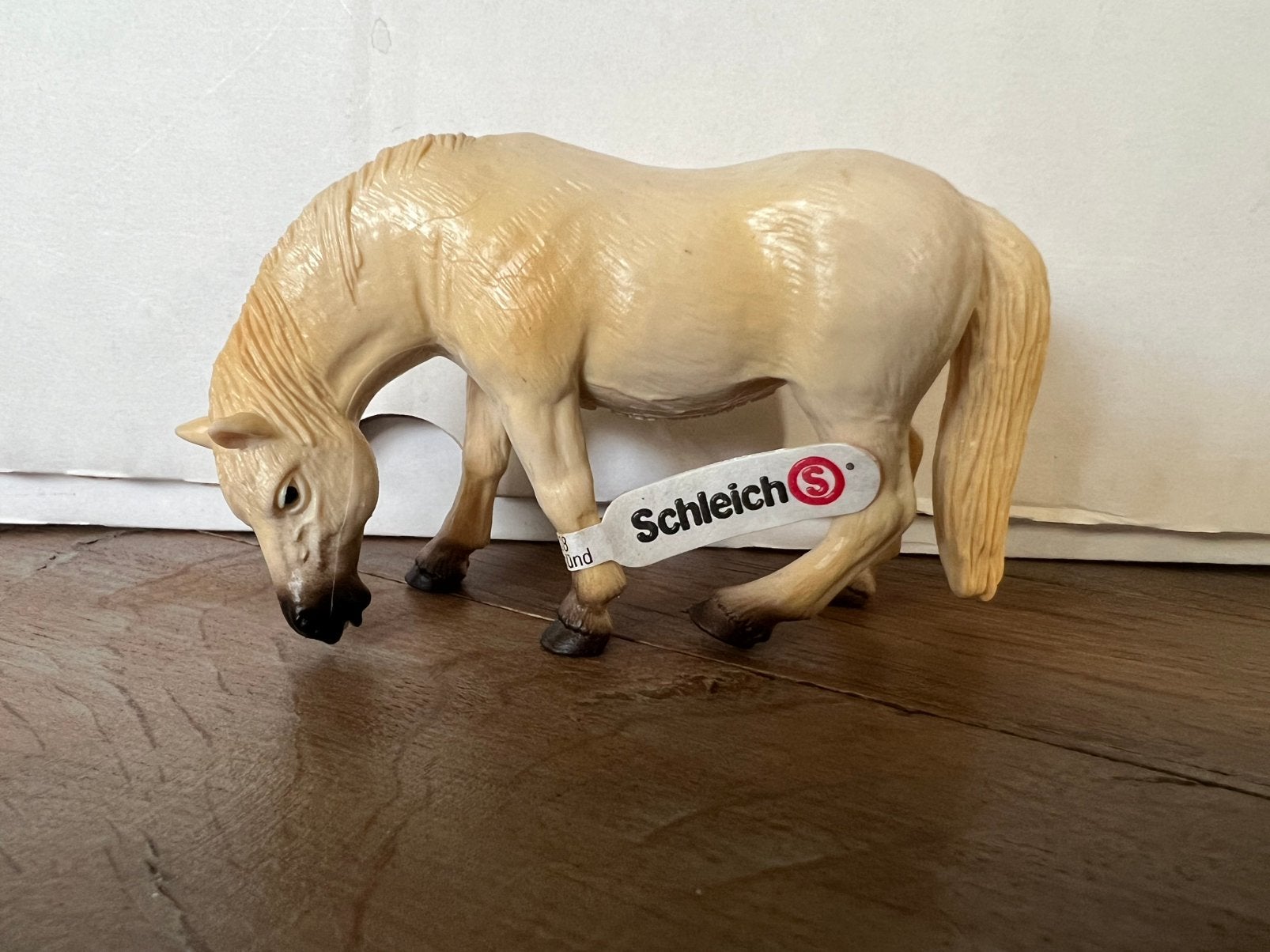 Schleich Camargue met vaantje 13236, Ophalen of Verzenden, Zo goed als nieuw, Paard, Beeldje of Figuurtje