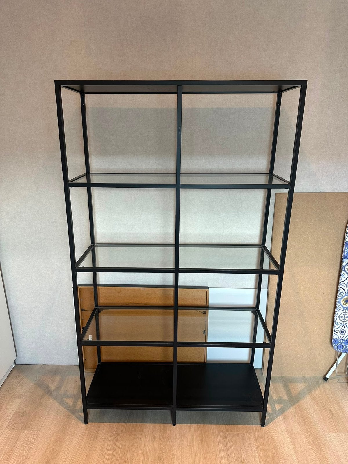 Vittsjo zwarte metalen boekenkast met glazen planken, Ophalen, Met plank(en), 50 tot 100 cm, 150 tot 200 cm