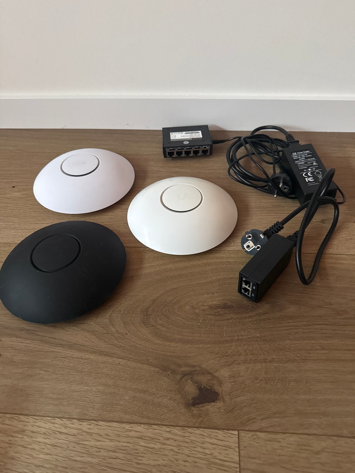 3x Ubiquiti UniFi AP AC LR Access Points met PoE Switch, Ophalen, Zo goed als nieuw, Router