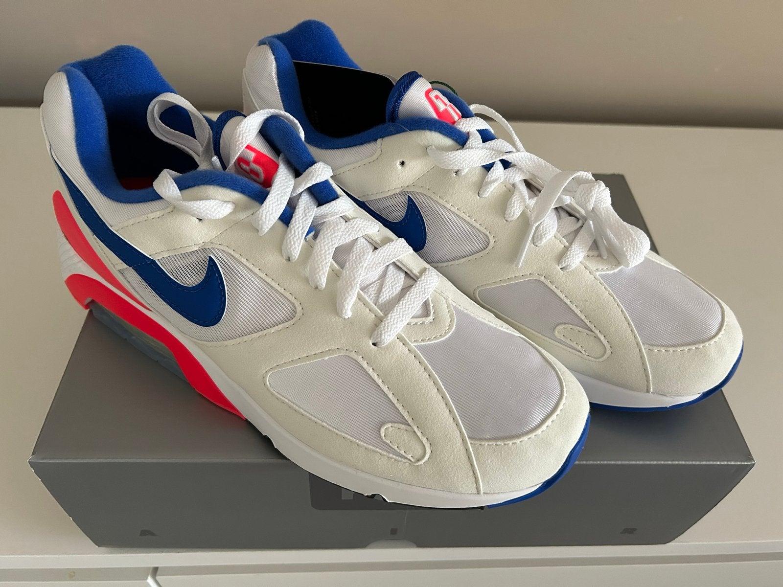 Nike Air Max 180 Ultramarine 2024 maat 43. Nieuw in doos, Wit, Nieuw, Ophalen of Verzenden, Sneakers of Gympen