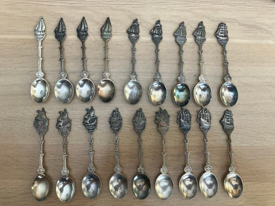 18 verzilverde lepeltjes van Douwe Egberts schepen, Antiek en Kunst, Ophalen of Verzenden