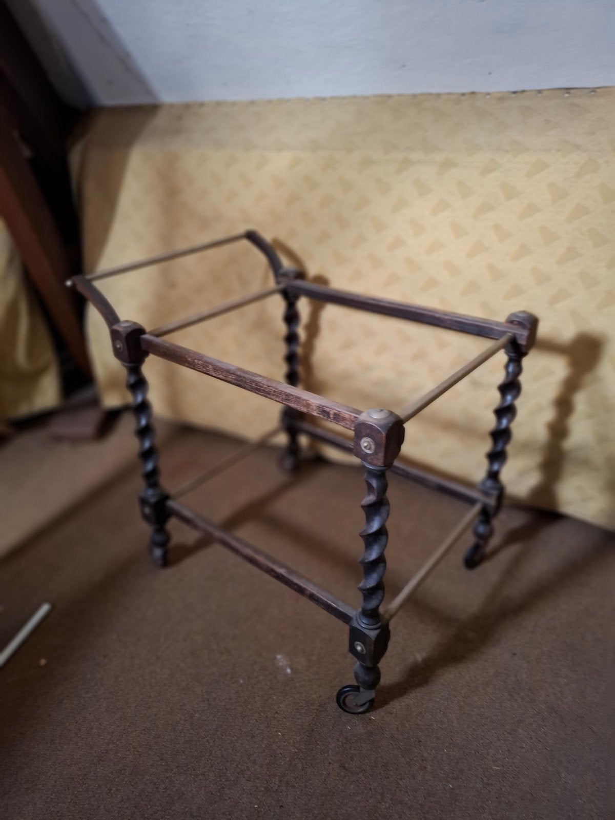 Antieke houten theewagen met gedraaide poten, Ophalen