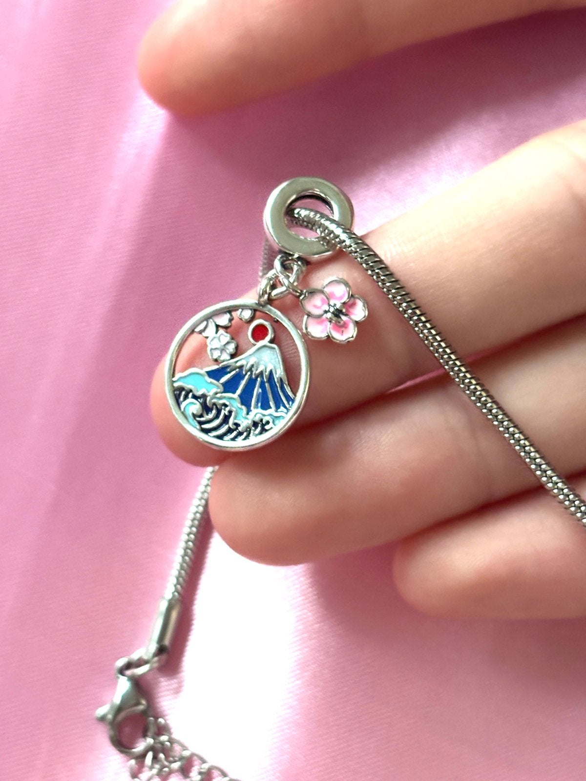 Armband met Mount Fuji en kersenbloesem bedel, Overige materialen, Nieuw, Ophalen of Verzenden, Met bedels of kralen