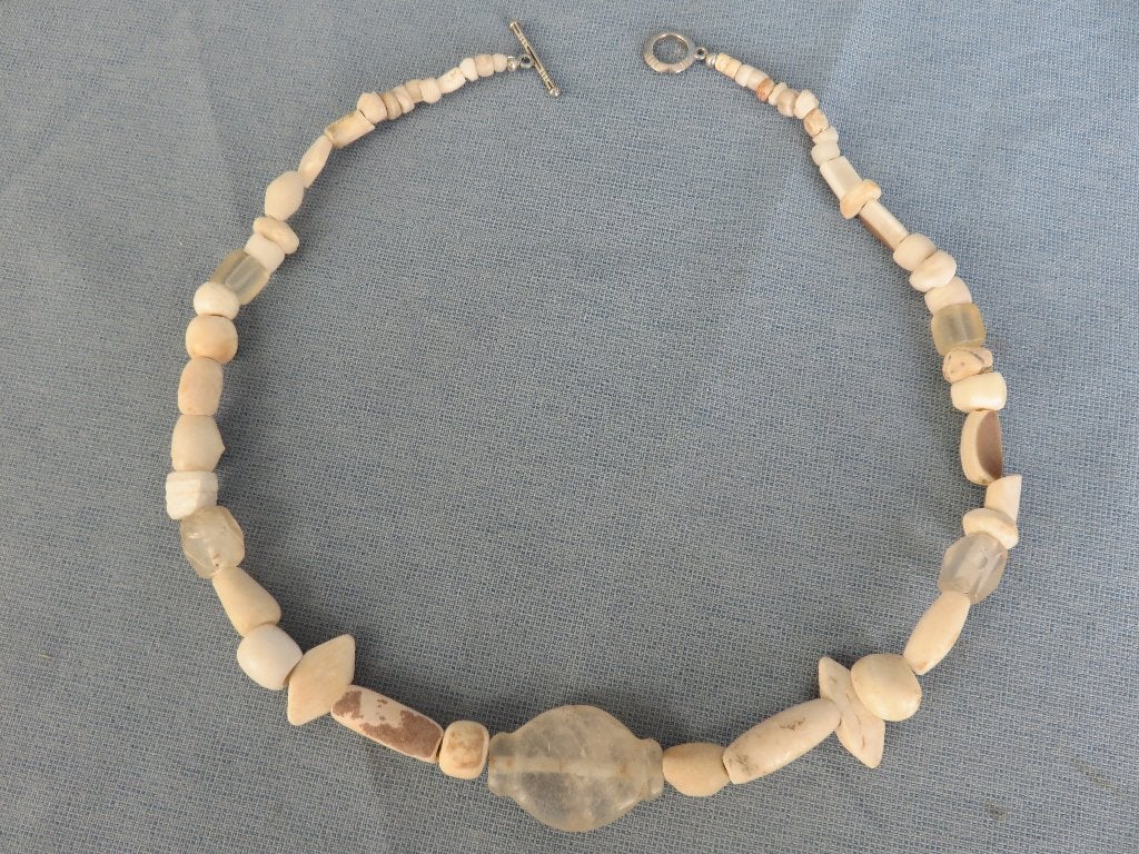 IJzertijd – hals ketting in steen – ca. 2500 jaar oud, Ophalen of Verzenden, Overige materialen, Ketting