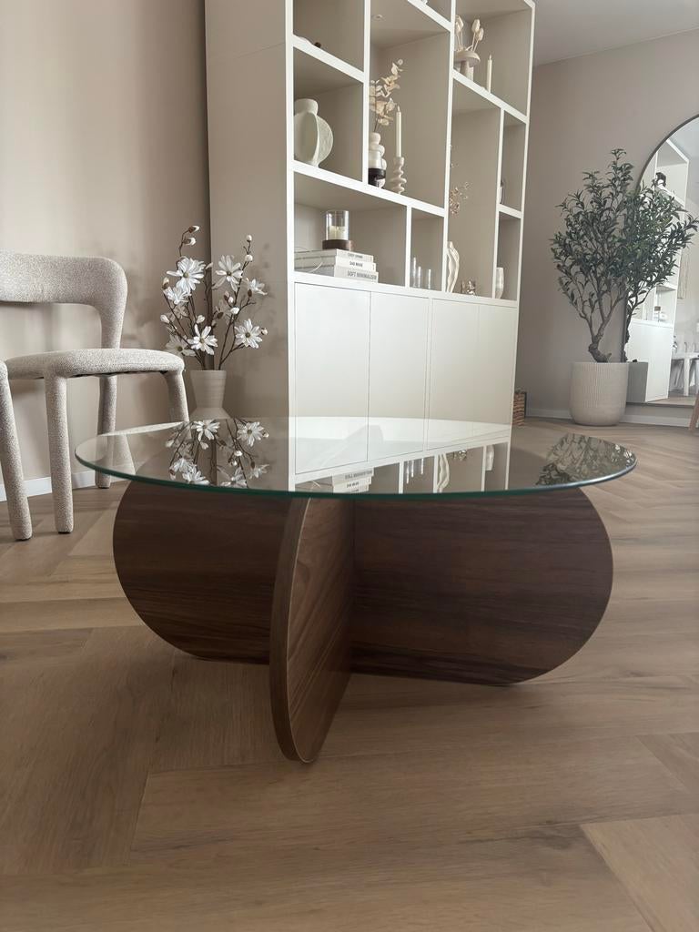 Salontafel met walnoot onderstel en glazen blad, Huis en Inrichting, Tafels | Salontafels, Ophalen, Gebruikt, Rond, 50 tot 100 cm