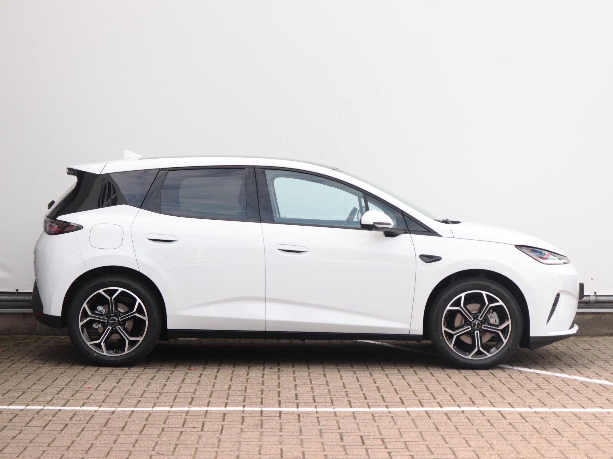 BYD DOLPHIN G 1.5L DM-i Comfort | Oxford White! | 105km elek, Auto's, Dolphin, 4 cilinders, Leder en Stof, Wit