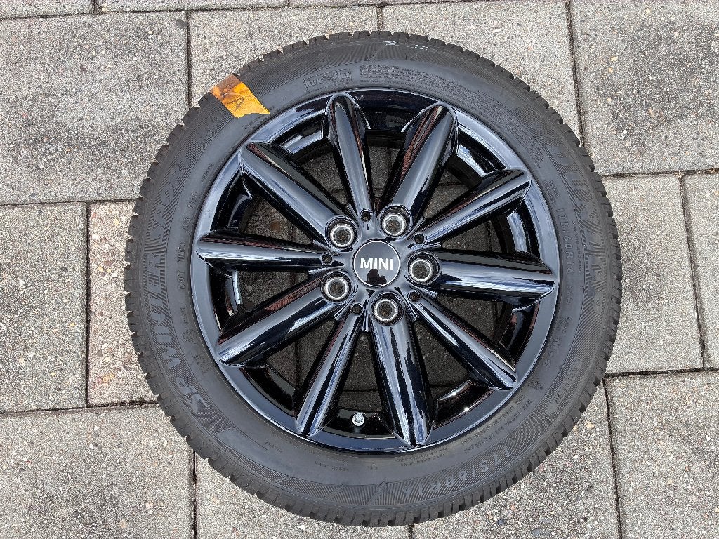 MINI Winterbandenset 16 inch F55 F56 F57 Styling 508 zwart, Auto-onderdelen, Gebruikt, 175 mm, Banden en Velgen, Winterbanden