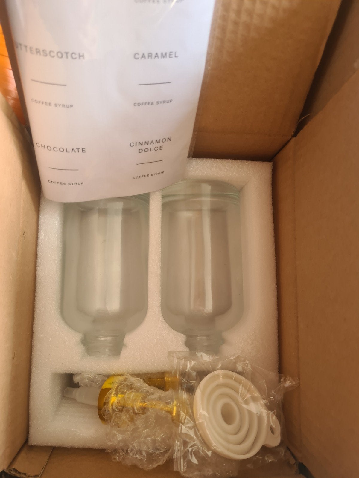 Nieuwe koffie siroop dispenser set met labels, Huis en Inrichting, Keuken | Keukenbenodigdheden, Ophalen, Nieuw, Meerkleurig, Glas